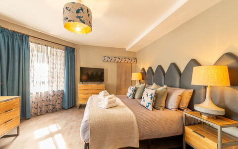 Towan Beach: Mobilia, Interior Design, Letto, Camera Da Letto, Pavimentazione, Pavimento, Lenzuolo, Bedding, Legna, Soffitto