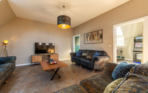 Towan Beach: Interior Design, Mobilia, Pavimentazione, Legna, Divano, Soffitto, Pavimento, Casa, Illuminazione, Soggiorno