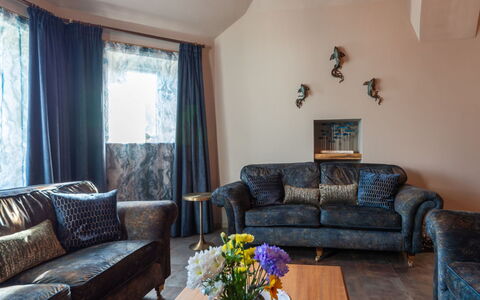 Towan Beach: Mobilia, Interior Design, Divano, Soggiorno, Casa, Pavimento, Camera, Lancia Cuscino