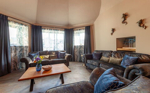 Towan Beach: Interior Design, Soffitto, Mobilia, Casa, Pavimento, Pavimentazione, Illuminazione, Camera, Soggiorno, Divano