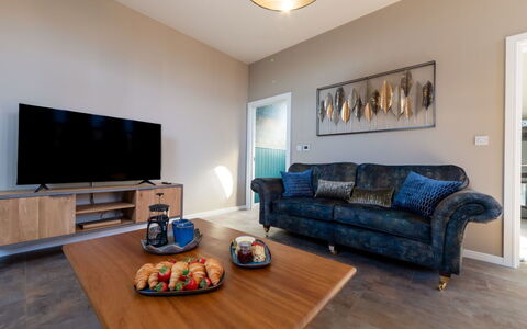 Towan Beach: Interior Design, Mobilia, Pavimentazione, Pavimento, Divano, Legna, Soffitto, Soggiorno, Camera, Illuminazione