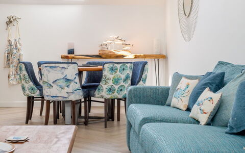 Towan Lobster: Mobilia, Blu, Interior Design, Legna, Divano, Pavimentazione, Camera, Cuscino, Pavimento, Soggiorno