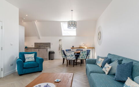 Towan Lobster: Mobilia, Interior Design, Pavimentazione, Divano, Pavimento, Camera, Soffitto, Legna, Soggiorno, Tavolo