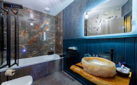 Towan Lobster: Bagno, Idraulico Fixture, Interior Design, Pavimentazione, Lavandino Del Bagno, Lavello, Vasca Da Bagno, Rubinetto, Specchio, Pavimento