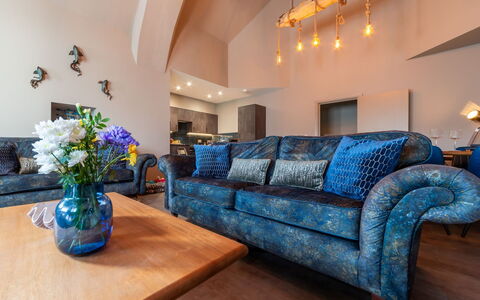 Towan Lobster: Interior Design, Mobilia, Pavimentazione, Divano, Pavimento, Illuminazione, Soggiorno, Casa, Soffitto