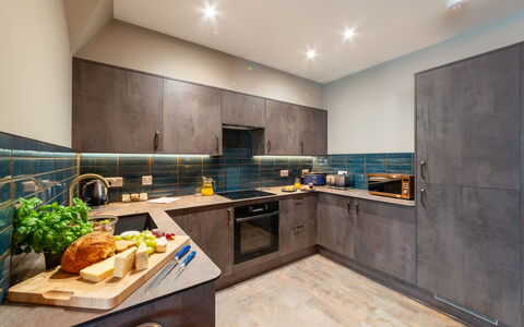 Towan Lobster: Cucina, Controsoffitto, Interior Design, Pavimentazione, Elettrodomestico Da Cucina, Mobilia, Pavimento, Soffitto, Apparecchio Major, Cabinetry