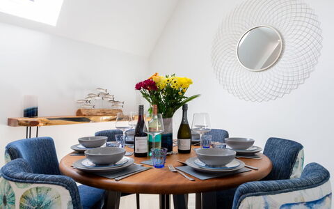 Towan Lobster: Mobilia, Blu, Interior Design, Tavola, Tavolo, Legna, Sedia, Camera, Sala Da Pranzo, Tessile