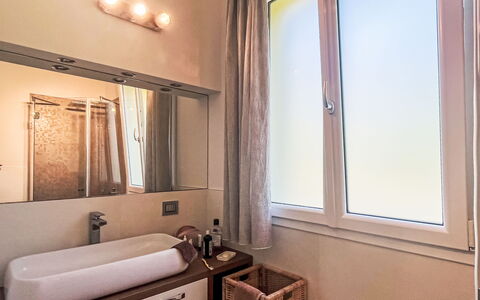 Borgo dei Fiori: Interior Design, Idraulico Fixture, Parete, Bagno, Pavimentazione, Pavimento, Rubinetto, Specchio, Lavello, Illuminazione