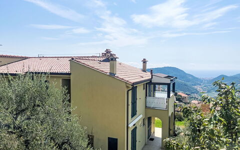 Borgo dei Fiori: Balcone, Portico, Paesino Di Montagna, Villa, Recinzione