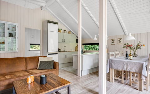 Ejler - 30Km from the Sea: Pavimentazione, Pavimento In Legno, Interior Design, Pavimento, Legna, Soffitto, Mobilia, Divano, Pavimento Laminato, Soggiorno