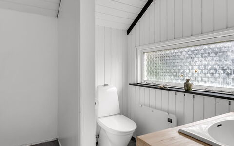 Ejler - 30Km from the Sea: Parete, Legna, Pavimentazione, Soffitto, Idraulico Fixture, Pavimento, Interior Design, Idraulico, Bagno, Rubinetto