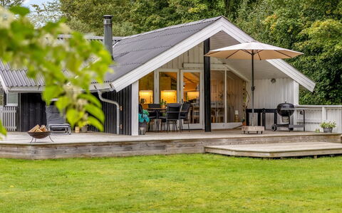 Ejler - 30Km from the Sea: Mobilia, Interior Design, Pavimentazione, Soffitto, Pavimento, Sedia, Camera, Illuminazione, Tavolo, Cucina & Sala Da Pranzo Tavolo