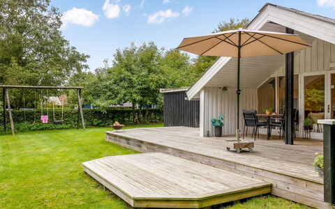 Ejler - 30Km from the Sea: Mobilia, Interior Design, Pavimentazione, Soffitto, Pavimento, Sedia, Camera, Illuminazione, Tavolo, Cucina & Sala Da Pranzo Tavolo