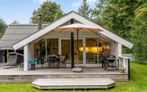 Ejler - 30Km from the Sea: Mobilia, Interior Design, Pavimentazione, Soffitto, Pavimento, Sedia, Camera, Illuminazione, Tavolo, Cucina & Sala Da Pranzo Tavolo