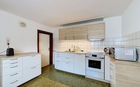 Ferienhaus Christl: Pavimentazione, Cucina, Cabinetry, Interior Design, Pavimento, Controsoffitto, Elettrodomestico Da Cucina, Mobilia, Camera, Soffitto