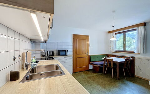 Ferienhaus Christl: Soffitto, Interior Design, Pavimentazione, Camera, Pavimento, Cabinetry, Latifoglie, Lampada, Color Legno, Sedia