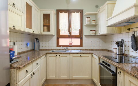 Red House: Cucina, Cabinetry, Controsoffitto, Elettrodomestico Da Cucina, Apparecchio Major, Interior Design, Legna, Mobilia, Pavimentazione, Credenza