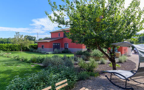 Red House: Arbusto, Giardino, Primavera, Prato, Landscaping, Shade, Cortile, Backyard, Giardino Botanico, Agriturismo