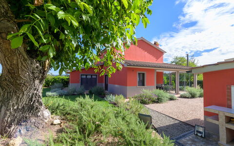 Red House: Cielo, Tetto, Casa, Arbusto, Zona Residenziale, Casa, Lotto, Villetta, Area Rurale