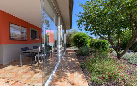 Red House: Shade, Giardino, Mobili Da Esterno, Bicchiere, Landscaping, Terrazza, Cortile, Struttura Esterna, Backyard, Passerella