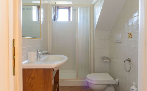 Red House: Bagno, Pavimentazione, Lavandino Del Bagno, Idraulico Fixture, Pavimento, Parete, Interior Design, Lavello, Rubinetto, Camera