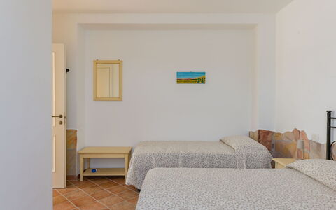 Red House: Mobilia, Interior Design, Camera Da Letto, Pavimento, Pavimentazione, Soffitto, Letto, Bedding, Lenzuolo, Camera