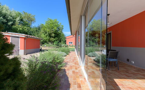 Red House: Shade, Giardino, Backyard, Brick, Estate, Cortile, Landscaping, Hacienda, Illuminazione Diurna, Cortile