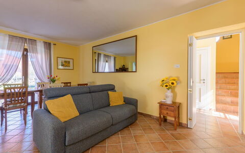 Red House: Mobilia, Interior Design, Pavimentazione, Pavimento, Divano, Soggiorno, Camera, Soffitto, Illuminazione