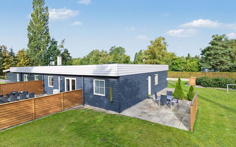 Nina - 600M from the Sea: Tetto, Casa, Villetta, Shade, Prato, Giardino, Cortile, Landscaping, Estate, Raccordo
