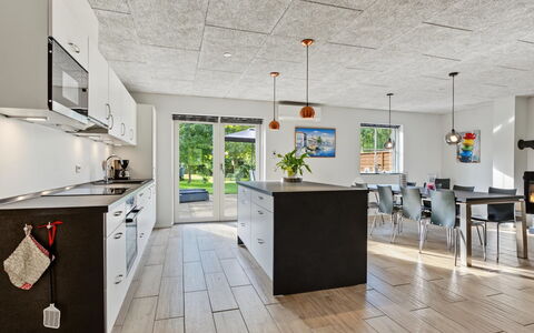 Nina - 600M from the Sea: Pavimentazione, Legna, Soffitto, Pavimento, Interior Design, Mobilia, Cucina, Lampada, Controsoffitto, Sedia