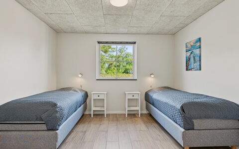 Nina - 600M from the Sea: Soffitto, Pavimento, Pavimentazione, Camera Da Letto, Camera, Appartamento, Telaio Del Letto, Letto, Bedding, Lenzuolo