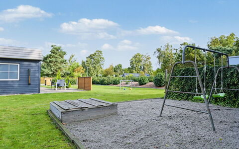 Nina - 600M from the Sea: Albero, Erba, Paesaggio, Giardino, Lotto, Prato, Landscaping, Shade, Parco, Backyard