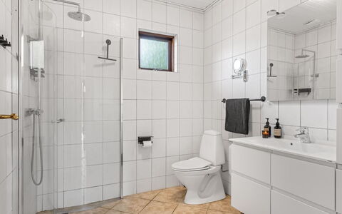 Anarosa - 6Km from the Sea: Pavimentazione, Idraulico Fixture, Pavimento, Interior Design, Bagno, Gabinetto, Toilet Seat, Lavello, Mobiletto Del Bagno, Soffitto