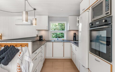 Aisa - 200M from the Sea: Cucina, Controsoffitto, Elettrodomestico Da Cucina, Interior Design, Legna, Cabinetry, Pavimentazione, Apparecchio Major, Soffitto, Lavello