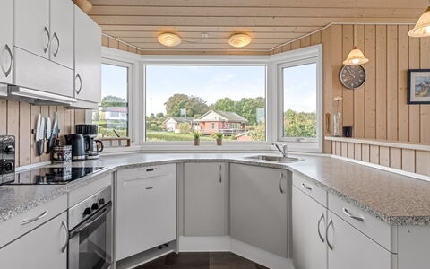Taneli - 400M from the Sea: Cucina, Interior Design, Legna, Soffitto, Pavimentazione, Controsoffitto, Elettrodomestico Da Cucina, Cabinetry, Pavimento, Illuminazione