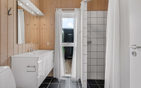 Taneli - 400M from the Sea: Pavimentazione, Parete, Pavimento, Idraulico Fixture, Legna, Interior Design, Lavello, Soffitto, Bagno, Idraulico