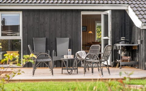 Taneli - 400M from the Sea: Legna, Mobilia, Mobili Da Esterno, Latifoglie, Sedia, Porta, Vaso Di Fiori, Plank, Portico, Deck