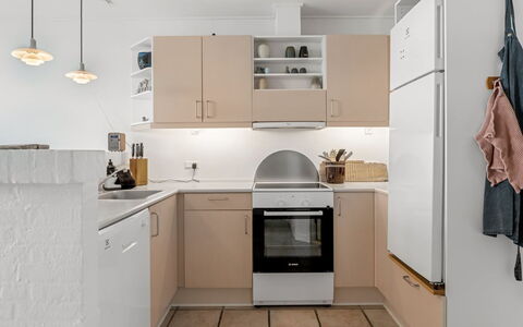Jela - 10M from the Sea: Elettrodomestico Da Cucina, Cucina, Controsoffitto, Cabinetry, Mobilia, Interior Design, Apparecchio Major, Pavimentazione, Lampada, Elettrodomestico