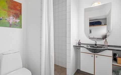 Jela - 10M from the Sea: Idraulico Fixture, Lavello, Interior Design, Pavimentazione, Pavimento, Lavandino Del Bagno, Rubinetto, Bagno, Gabinetto, Idraulico