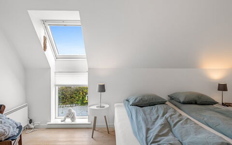 Jela - 10M from the Sea: Soffitto, Interior Design, Camera Da Letto, Pavimento, Casa, Attico, Letto, Biancheria, Camera, Lenzuolo