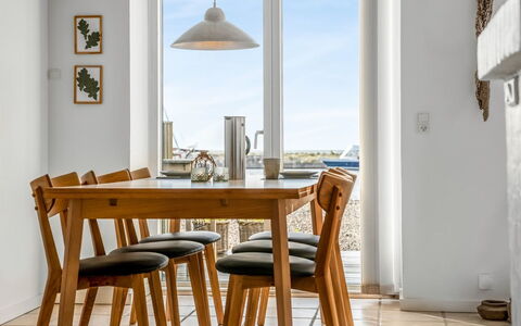 Jela - 10M from the Sea: Mobilia, Tavolo, Pavimentazione, Legna, Interior Design, Sedia, Sala Da Pranzo, Cucina & Sala Da Pranzo Tavolo, Pavimento, Color Legno
