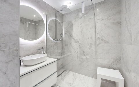Franz Josef: Pavimentazione, Pavimento, Interior Design, Idraulico Fixture, Piastrella, Soffitto, Bagno, Idraulico, Lavello