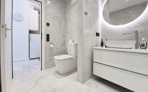 Franz Josef: Pavimentazione, Pavimento, Interior Design, Idraulico Fixture, Soffitto, Bagno, Specchio, Idraulico, Piastrella, Lavello