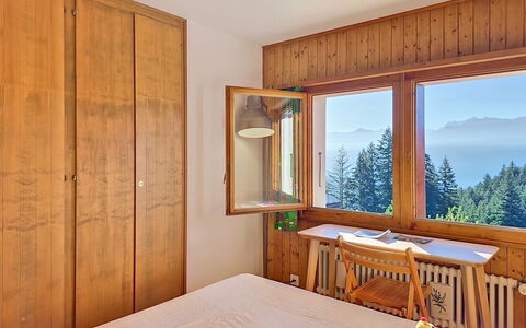Valdemosa: Interior Design, Legna, Camera, Pavimento, Mobilia, Pavimentazione, Color Legno, Soffitto, Latifoglie, Tenda