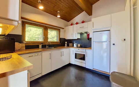 Valdemosa: Interior Design, Cucina, Soffitto, Legna, Elettrodomestico Da Cucina, Apparecchio Major, Controsoffitto, Pavimentazione, Mobilia, Illuminazione
