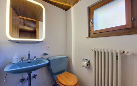 Valdemosa: Parete, Legna, Idraulico Fixture, Lavandino Del Bagno, Interior Design, Soffitto, Bagno, Lavello, Idraulico, Rubinetto