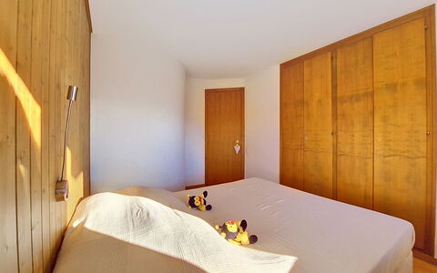 Valdemosa: Pavimentazione, Parete, Legna, Pavimento, Interior Design, Camera Da Letto, Letto, Soffitto, Camera, Lenzuolo