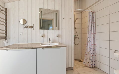 Sighrik - 600M from the Sea: Pavimentazione, Idraulico Fixture, Parete, Pavimento, Interior Design, Legna, Bagno, Lavello, Rubinetto, Idraulico
