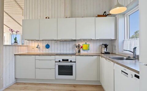 Sighrik - 600M from the Sea: Cucina, Controsoffitto, Elettrodomestico Da Cucina, Pavimentazione, Apparecchio Major, Interior Design, Legna, Cabinetry, Mobilia, Lavandino Della Cucina