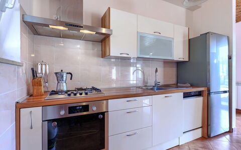 Istria Serenity: Elettrodomestico Da Cucina, Cucina, Controsoffitto, Cabinetry, Apparecchio Major, Pavimentazione, Cucina Stufa, Elettrodomestico, Legna, Stufa